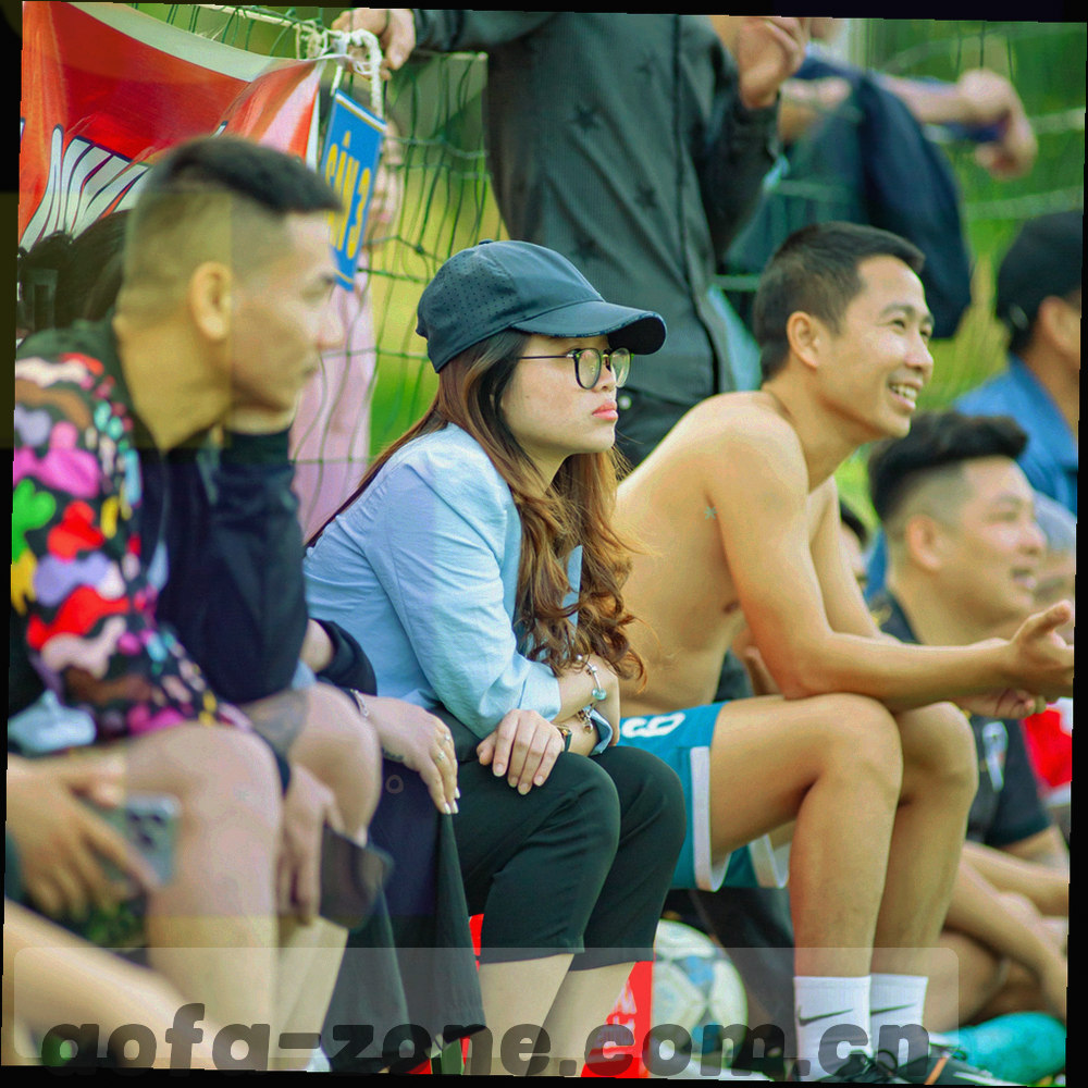 五枚风格统一的等级徽章排成阶梯，颜色由浅蓝过渡到珊瑚橙